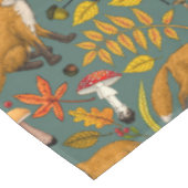 Herfst vossen op pijnboomgroen tafelkleed (Gekanteld)