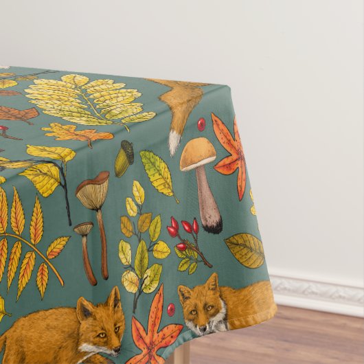 Herfst vossen op pijnboomgroen tafelkleed (Voorbeeld)