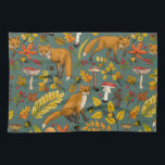 Herfst vossen op pijnboomgroen theedoek<br><div class="desc">Handbeschilderde herfst bosfauna en flora- vossen,  bosbladeren,  paddenstoelen en bessen</div>