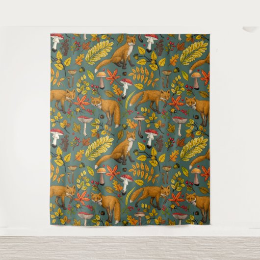 Herfst vossen op pijnboomgroen wandkleed (Voorkant)