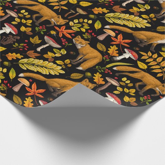 Herfst vossen op zwart cadeaupapier (Hoek)