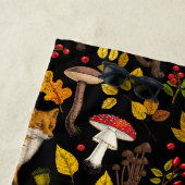 Herfst vossen op zwart strandlaken (In situ)