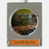 Herfst Waterfall en Creek Pennsylvania Natuur Verzilverd Banner Ornament (Voorkant)