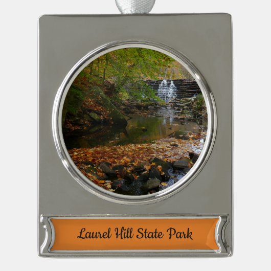 Herfst Waterfall en Creek Pennsylvania Natuur Verzilverd Banner Ornament (Voorkant)