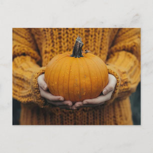 herfst wenskaart met vrouw die een pompoen briefkaart