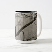 Herfst Winter Gloomy Crow of Raven die in een boom Tweekleurige Koffiemok (Voorkant rechts)