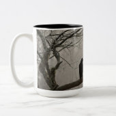 Herfst Winter Gloomy Crow of Raven die in een boom Tweekleurige Koffiemok (Links)