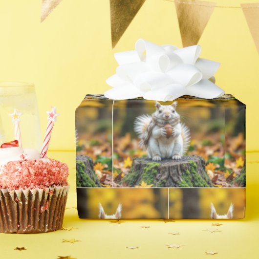 Herfst Witte Eekhoorn Op Een Boomstronk Cadeaupapier (Verjaardagsfeest)