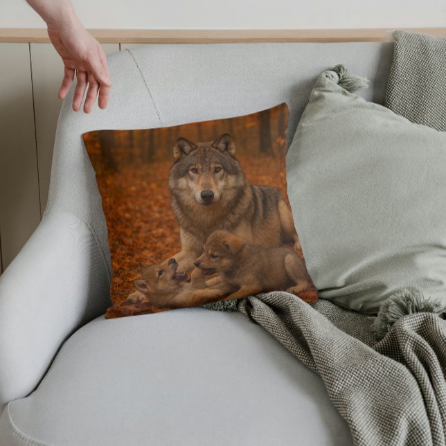 Herfst Wolf Familie Speelse Welpen in het Herfstbo Kussen (Creator heeft geüpload)