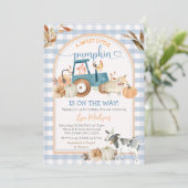 Herfst Zoete Kleine Pompoen Blauwe Gingham Baby Sh Kaart (Staand voorkant)