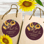 Herfst zomer bruiloft Bourgondische zonnebloemen g Ronde Sticker<br><div class="desc">Herfst zomer bruiloft Bourgondië en geel zonnebloemen groen Bourgondië achtergrond goud lijst boho rustieke bloemenbruiloft dank u gunst stickers</div>