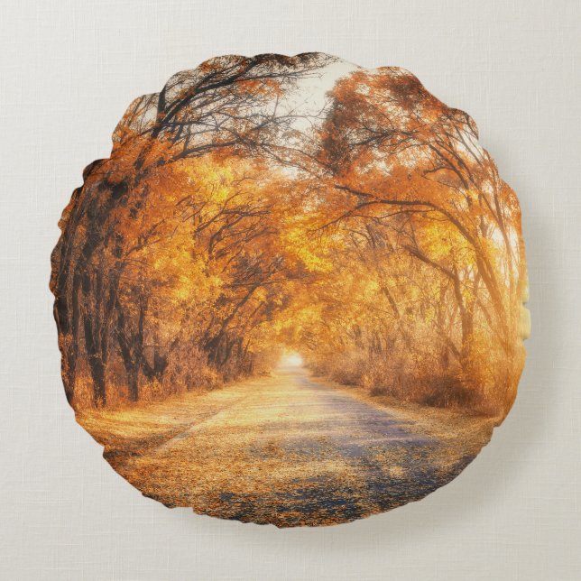 Herfst zonsondergang: bosweg landschap. rond kussen (Voorkant)