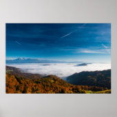 Herfstbergen en mist in de vallei poster (Voorkant)