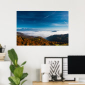 Herfstbergen en mist in de vallei poster (Thuiskantoor)