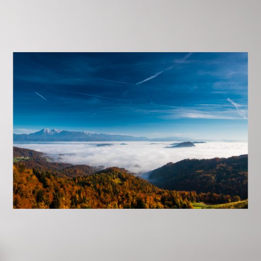 Herfstbergen en mist in de vallei poster (Voorkant)