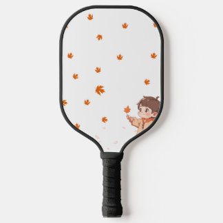 Herfstblad vastgehouden door een schattig jongetje pickleball paddle