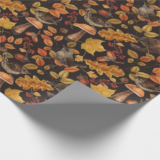 Herfstbladeren, bessen, paddenstoelen en winterkon cadeaupapier (Hoek)