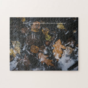 Herfstbladeren en eikels in mysterieuze wateren legpuzzel