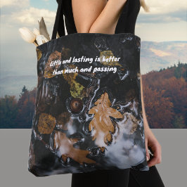 Herfstbladeren en eikels in mysterieuze wateren tote bag