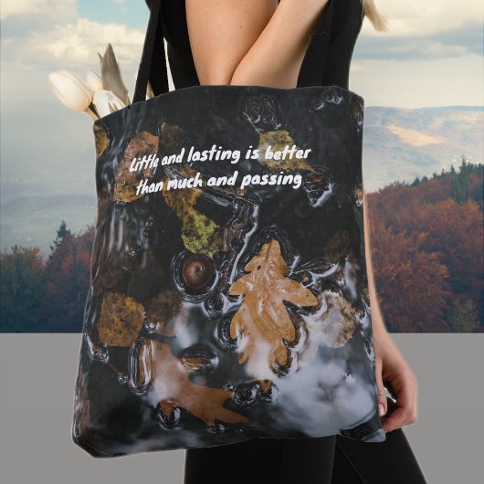 Herfstbladeren en eikels in mysterieuze wateren tote bag