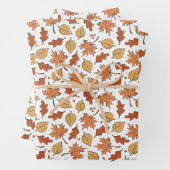 Herfstbladeren en eikels patroon inpakpapier vel (In situ)