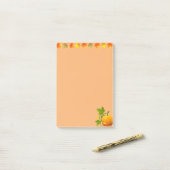 Herfstbladeren en pompoen op oranje post-it® notes (Op bureau)