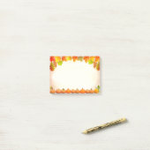 Herfstbladeren en pompoenen op scroll post-it® notes (Op bureau)