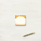 Herfstbladeren en pompoenen op scroll post-it® notes (Op bureau)