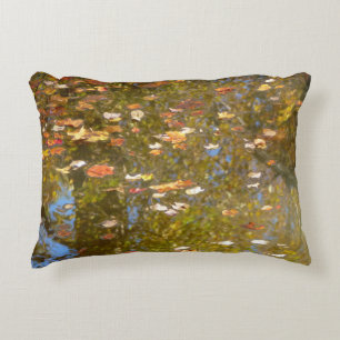 Herfstbladeren en stroomreflectie in Greenbelt Decoratief Kussen