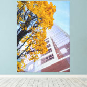 Herfstbladeren en wolkenkrabber canvas afdruk (Insitu (Houten vloer))