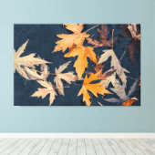 Herfstbladeren in het water canvas afdruk (Insitu (Houten vloer))
