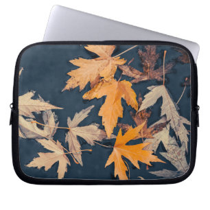 Herfstbladeren in het water laptop sleeve