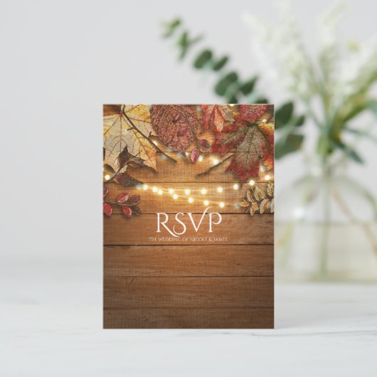 Herfstbladeren & Lichtslingers op Rustieke Houten  Uitnodiging Briefkaart (Staand voorkant)