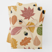 Herfstbladeren met eikels in terracotta bruin inpakpapier vel (In situ)