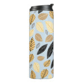 Herfstbladeren: naadloze blauwe achtergrond thermosbeker (Gedraaid links)