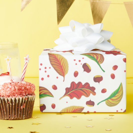 Herfstbladeren Noten Kastanjes Patroon Elegante He Cadeaupapier (Verjaardagsfeest)