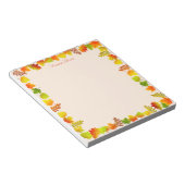 Herfstbladeren op lichtbeige notitieblok (Schuin)
