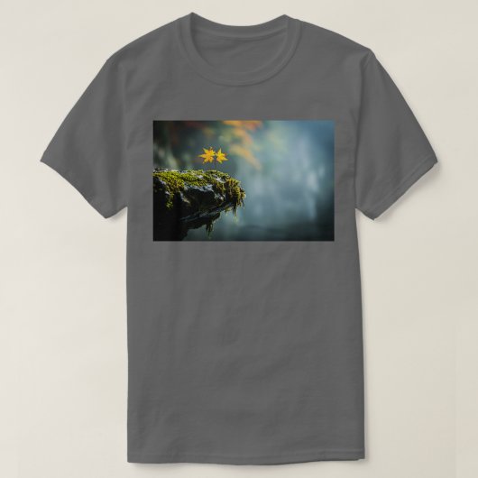 Herfstbladeren op Mossy Rock Cliff Edge Copy T-shirt (Design voorkant)