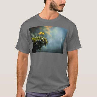 Herfstbladeren op Mossy Rock Cliff Edge Copy T-shirt