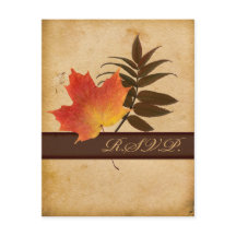 Herfstbladeren op vergeeld papier antwoordkaart