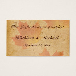 Herfstbladeren op verouderd papier huwelijksgunst  visitekaartjes