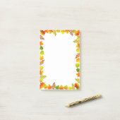 Herfstbladeren op witte Taken Post-it Notes (Op bureau)