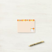 Herfstbladeren, spook, pompoen en kaars op beige post-it® notes (Op bureau)