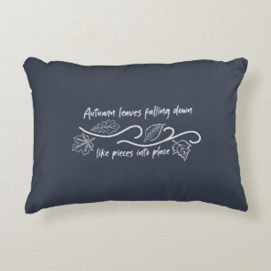 Herfstbladeren vallen als stukjes op hun plaats accent kussen