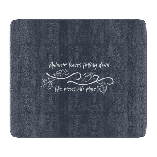 Herfstbladeren vallen als stukjes op hun plaats snijplank (Voorkant)