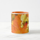 Herfstbladeren versierde Mok voor hete Drinken. (Midden)