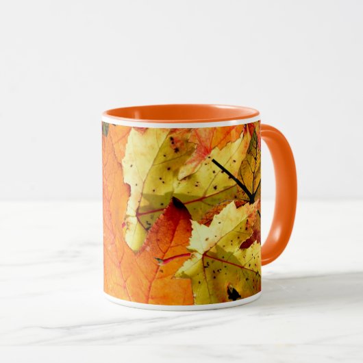 Herfstbladeren versierde Mok voor hete Drinken. (Voorkant rechts)