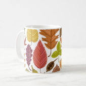 Herfstbladeren:  witte achtergrond. koffiemok (Voorkant links)