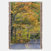 Herfstbladerendak langs Highway 41 Deken (Voorkant Verticaal)