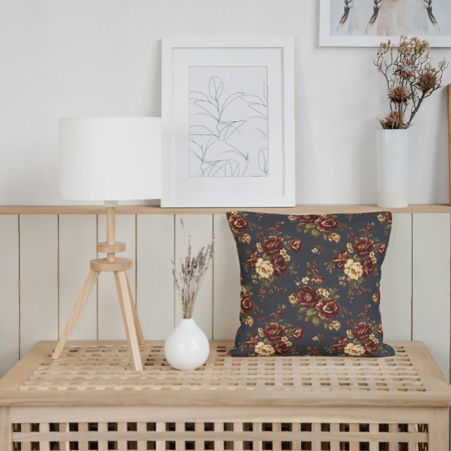 Herfstbloemen in dieprood en warm crèmekleurig  kussen (Classic farmhouse look with warm, inviting fall floral accents.)